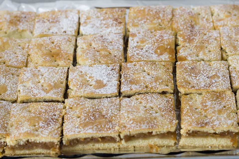 apple-pie-tray-bake-delicious-recipe